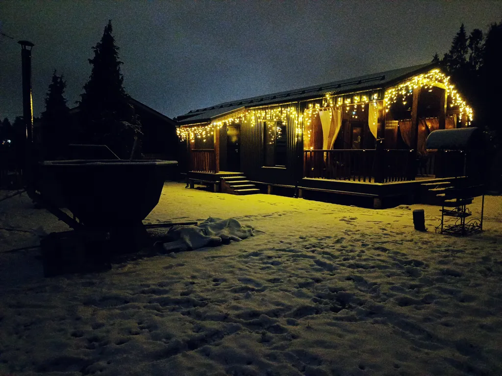 Уютный и теплый дом у леса