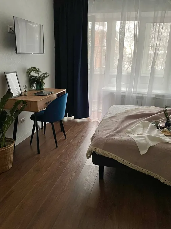 Стильная квартира с синей кухней