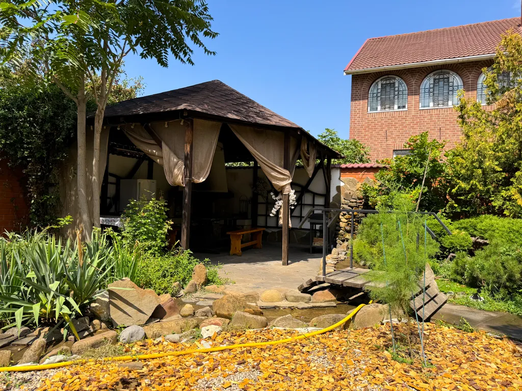 Дом с бассейном у парка Галицкого