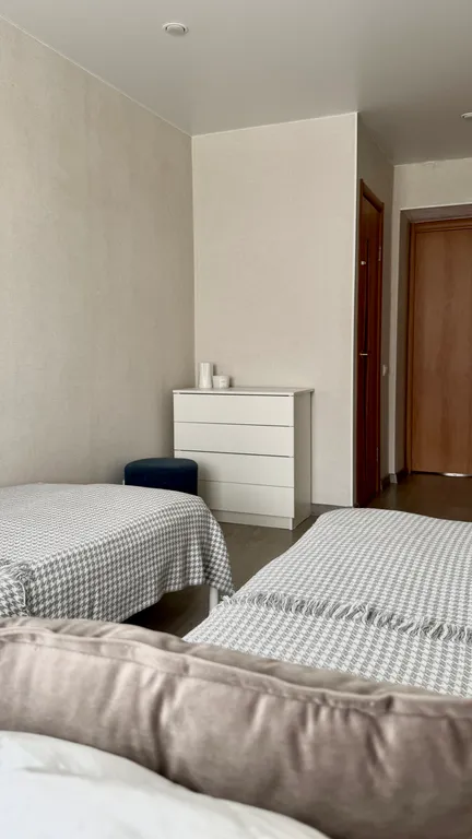 Уютная евротрешка с большой гостиной и двумя изолированными спальнями