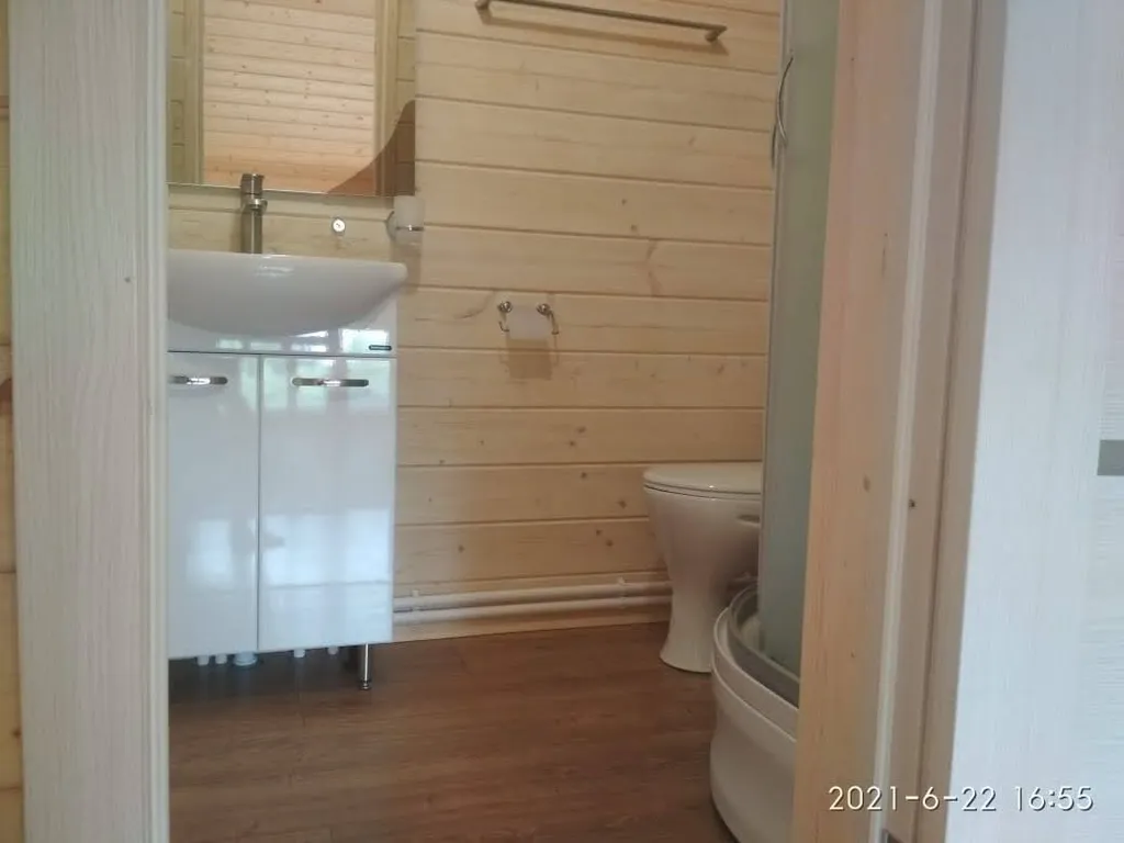 Коттедж Двухэтажный апартамент в доме на берегу озера — Луга