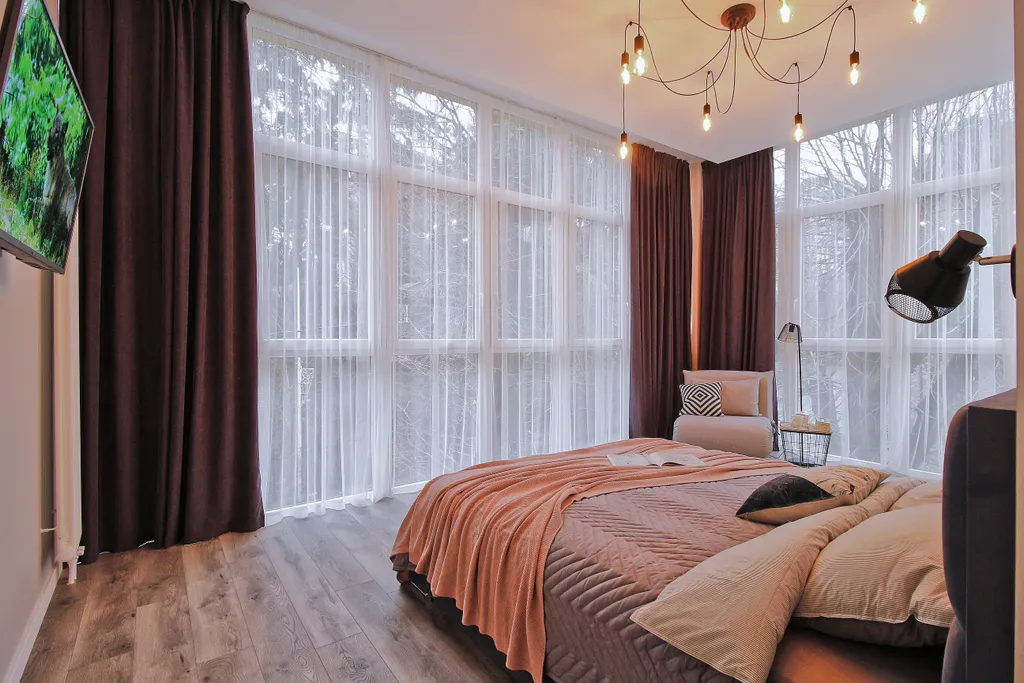 Студия с панорамными окнами в центре