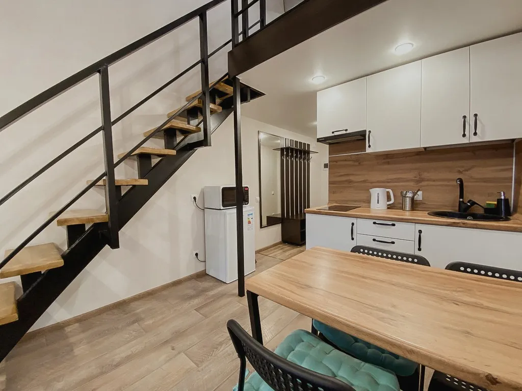 Дизайнерская двухуровневая студия с панорамными окнами