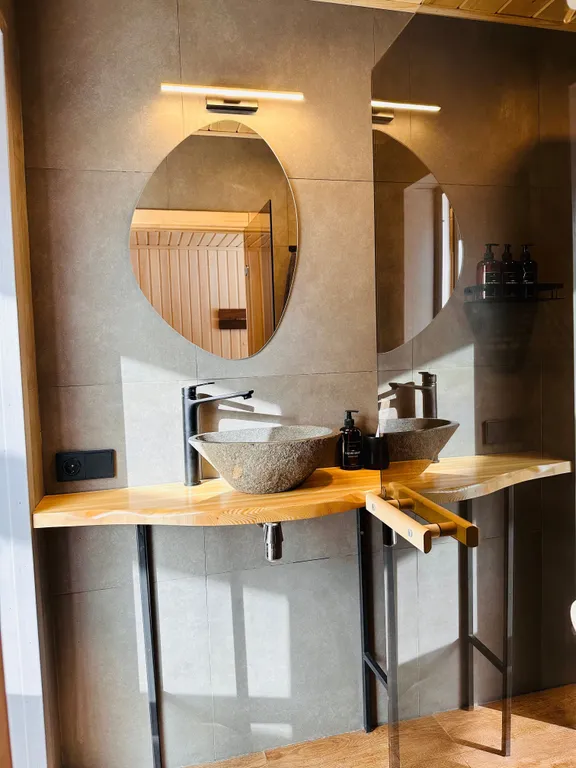 Дом с баней и банным чаном на краю соснового леса