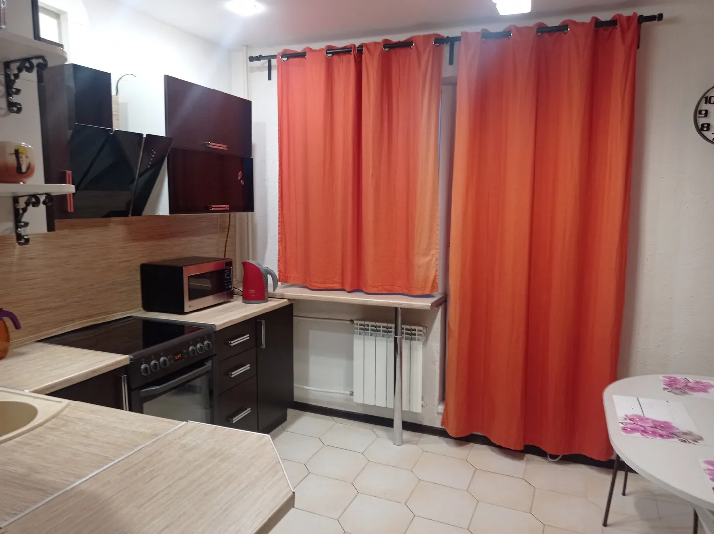 Кухня микроволновка,окно