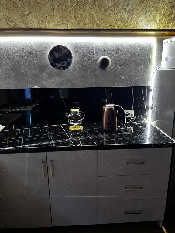 Светлая студия с видом на горы