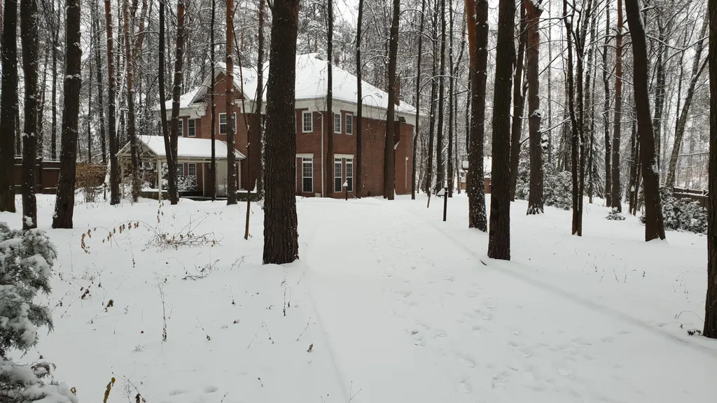 Загородный дом с бассейном и банкетным залом