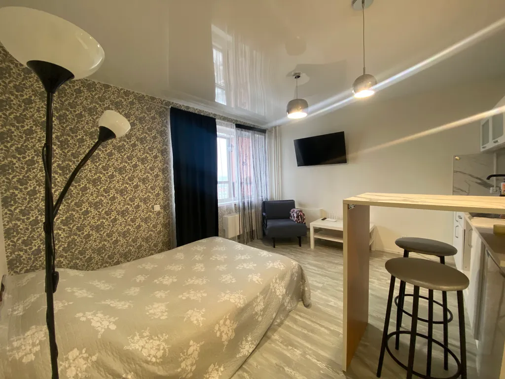 Квартира-студия с панорамным балконом в центре города