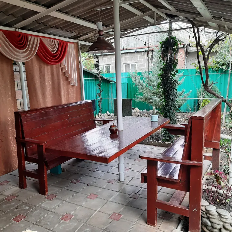 Половина двухэтажного дома у моря