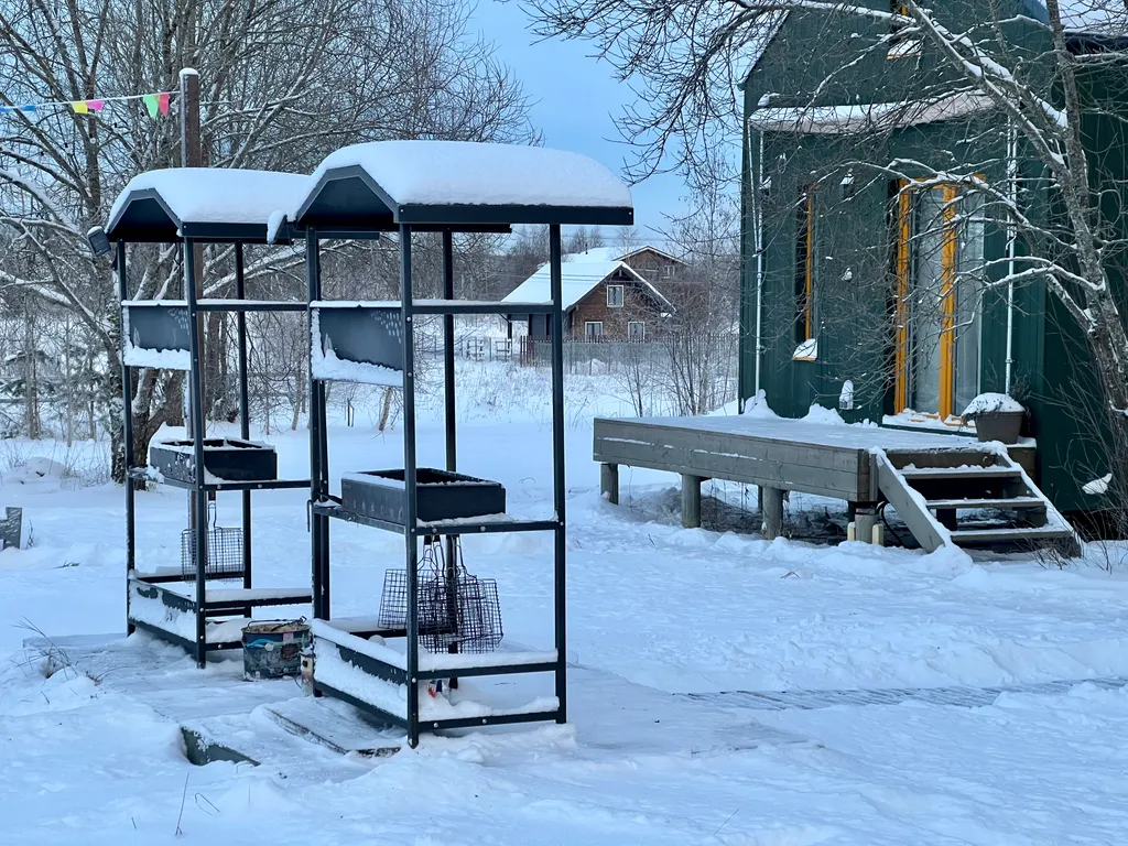 Зеленый домик в поле