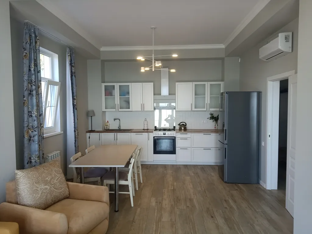 Коттедж с видом на море среди садов