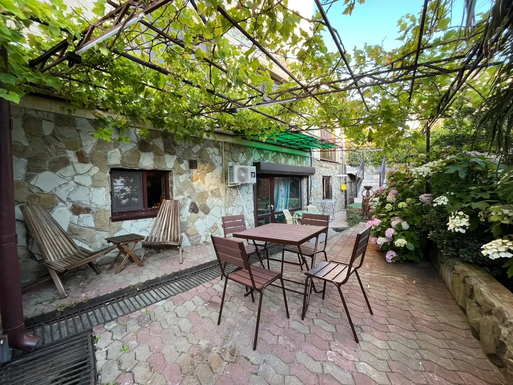 Уютный этаж с видом на сад и внутренним двориком