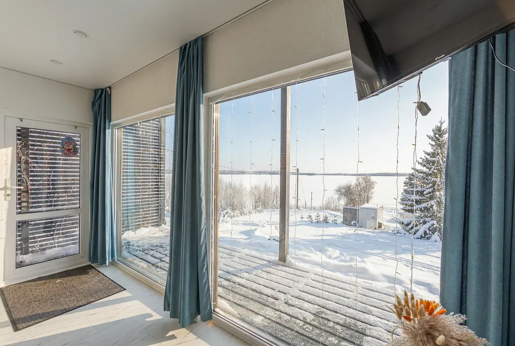 Студия с панорамными окнами с видом на озеро