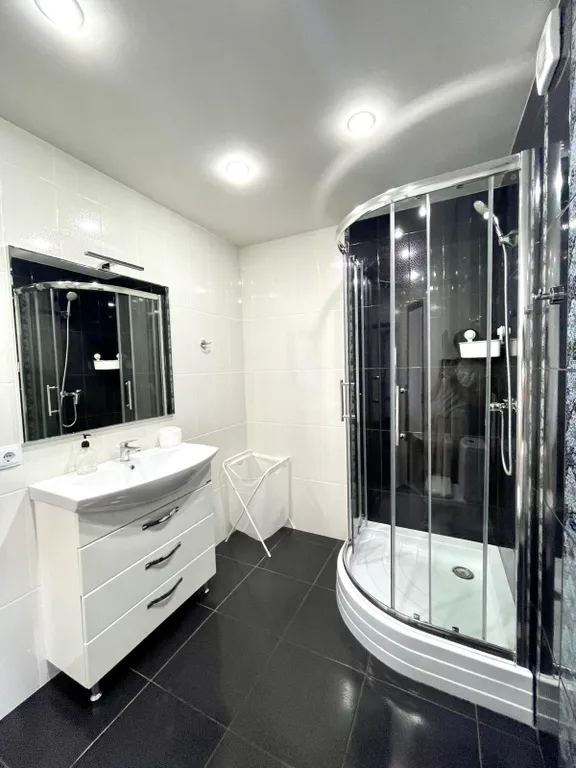 Эллинг на берегу моря