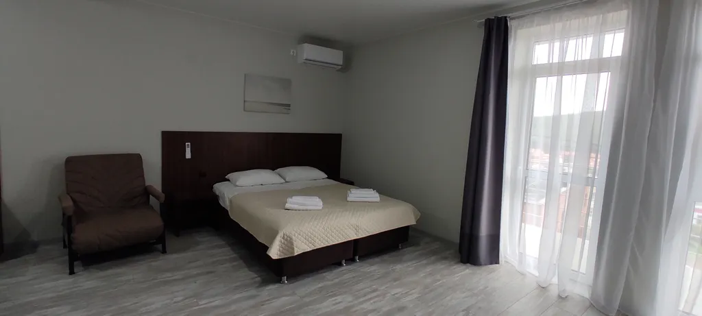 Уютная комната с видом на море