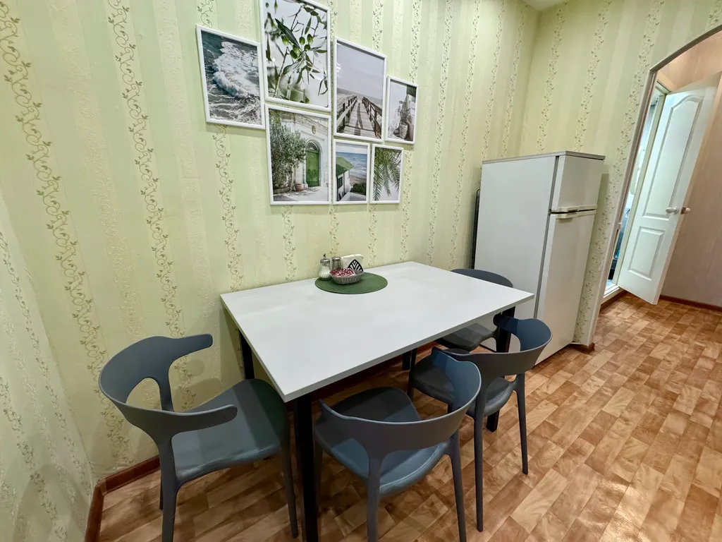 Стильная однокомнатная с большой кухней у ДК Металлургов