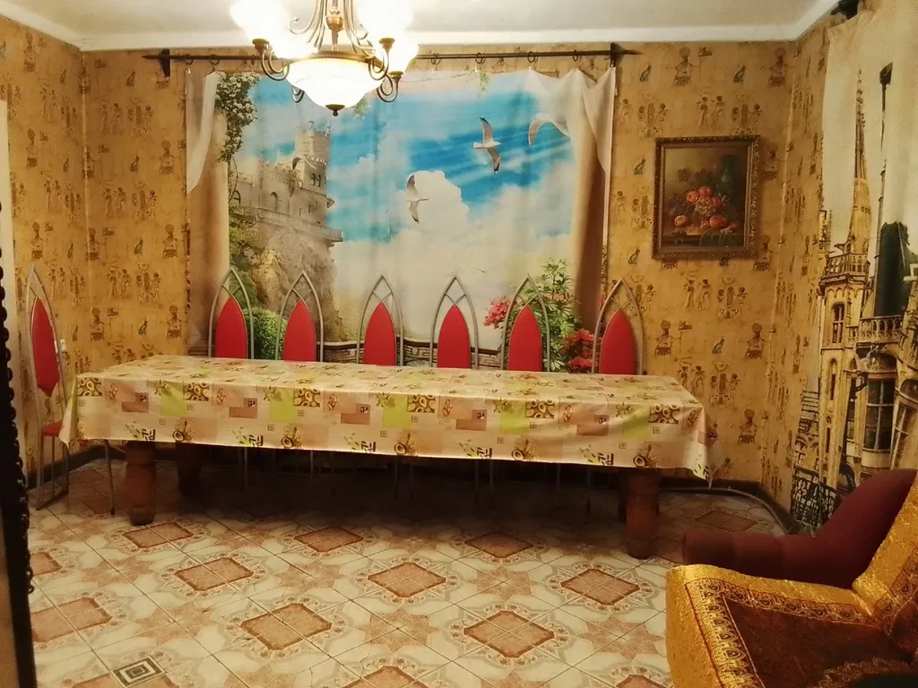 Коттедж на берегу пруда с бассейном