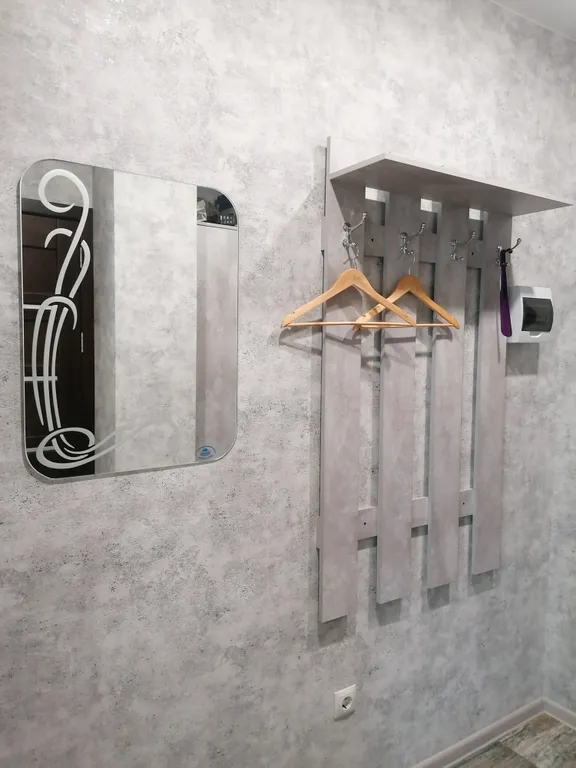 Современная студия с огромной ванной