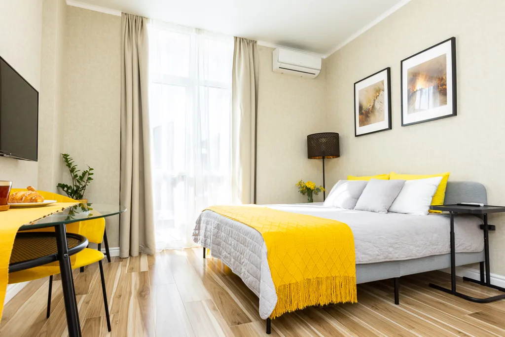 Студия с видом на закат в горах