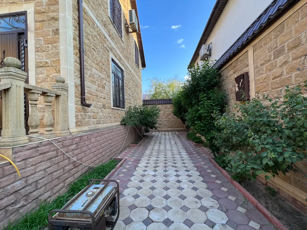 Большой дом в 10 метрах от моря