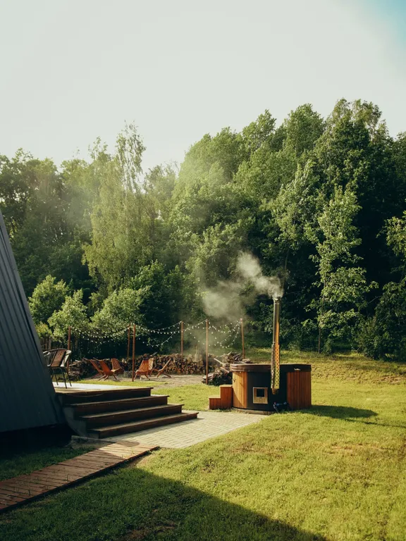 Треугольный дом на берегу озера