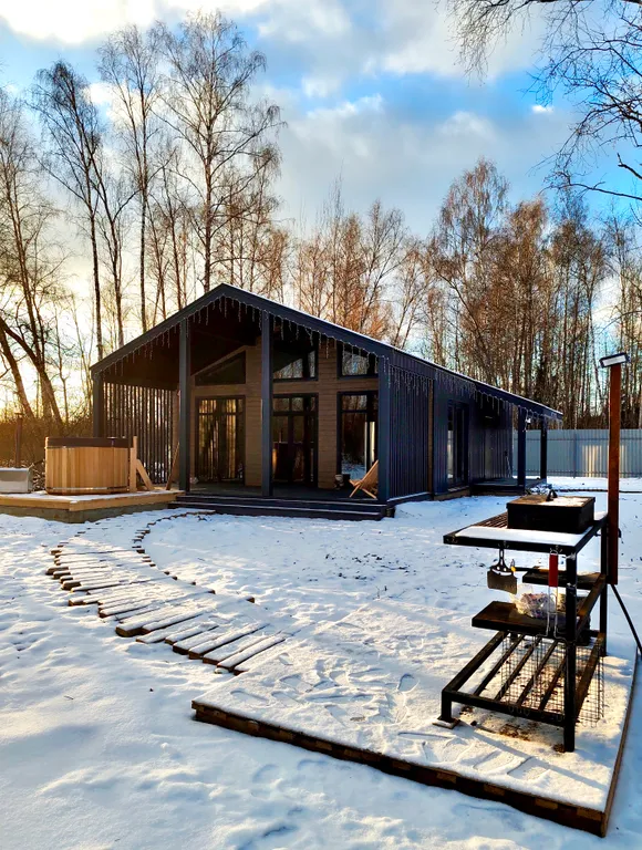 Дом в стиле барнхаус с японской купелью фурако на террасе