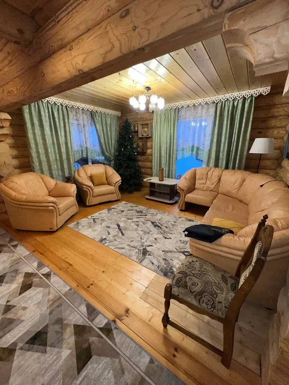 Большой коттедж на побережье озера Тосканка