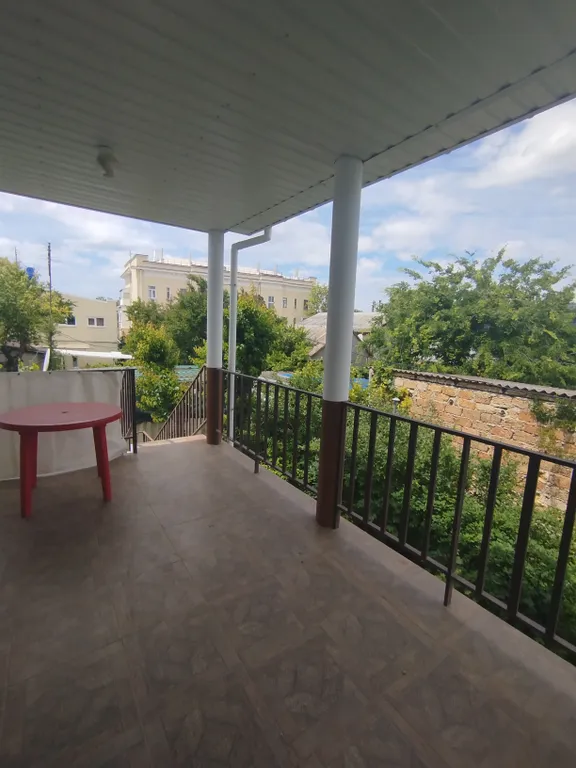 Уютный дом в спальном районе недалеко от моря