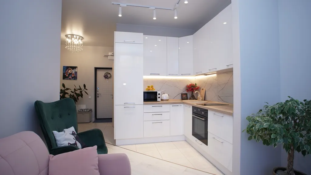 Дизайнерский апартамент со спальней и балконом