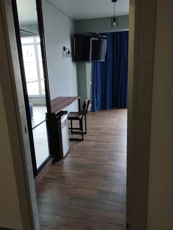 Комната с панорамным окном в центре Агоя