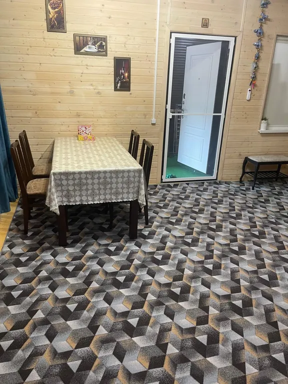 Деревянный дом на берегу Азовского моря