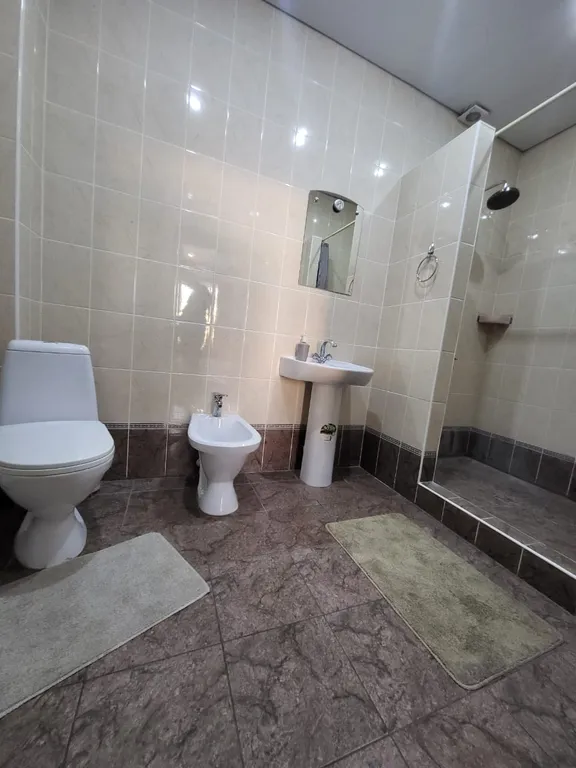 Уютный двухместный номер с собственной ванной комнатой