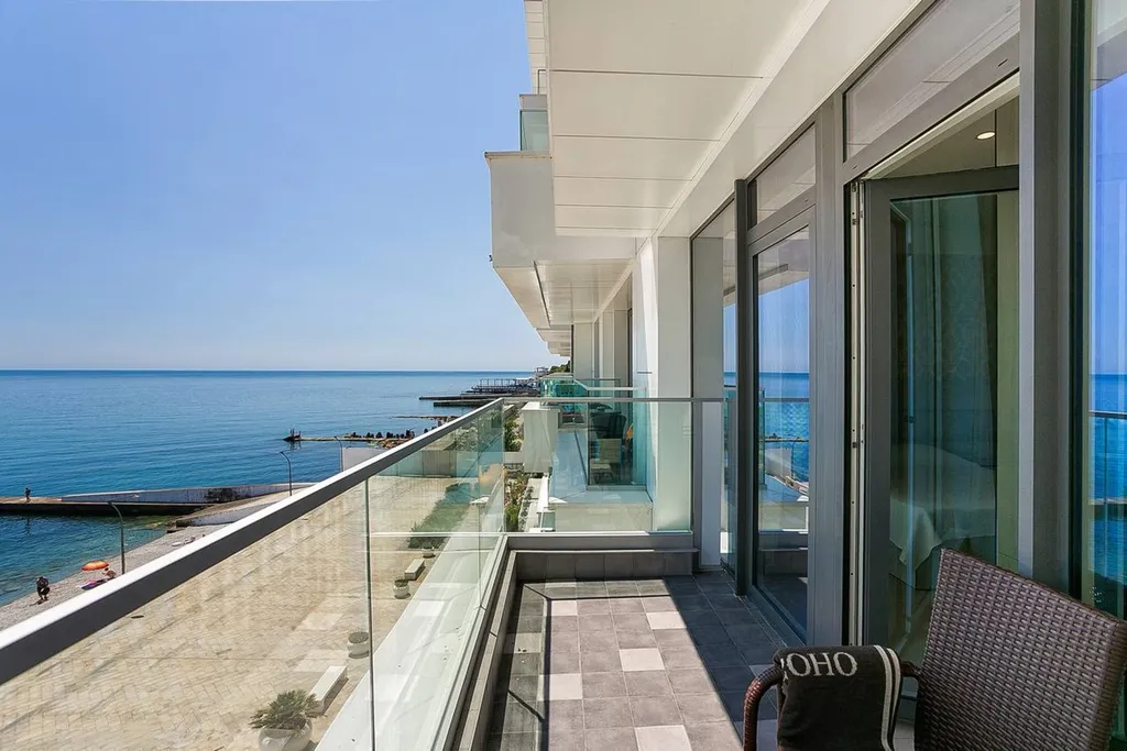 Светлая уютная квартира с видом на море, город и горы