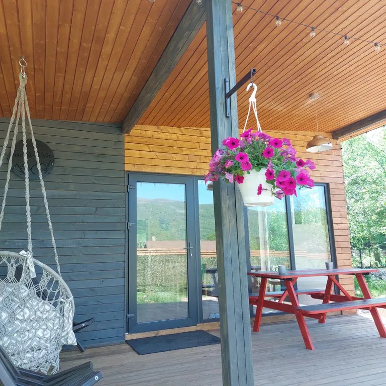 Дом в горной деревне с купелью фурако на террасе