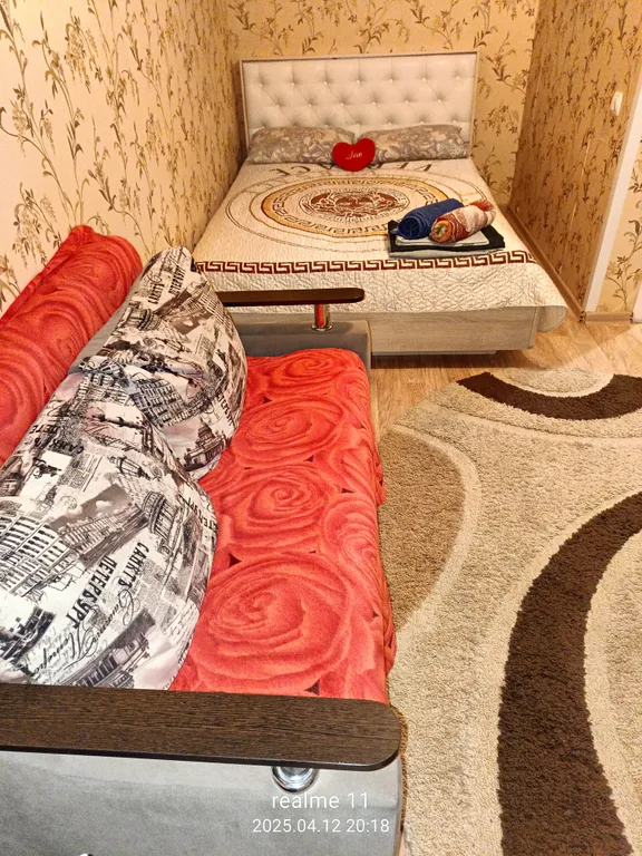 Сдаю однушку в новостройке - диван и кровать. Ждем вас.