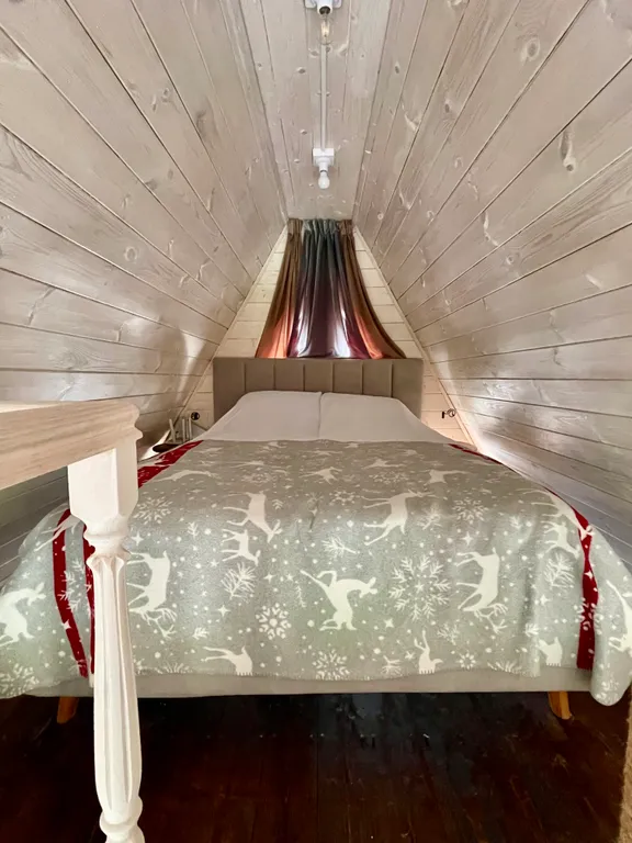 Загородный треугольный дом, с баней и чаном