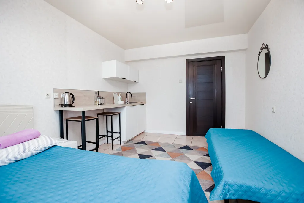 Двухместная комната с балконом и общим санузлом (White, Gold)