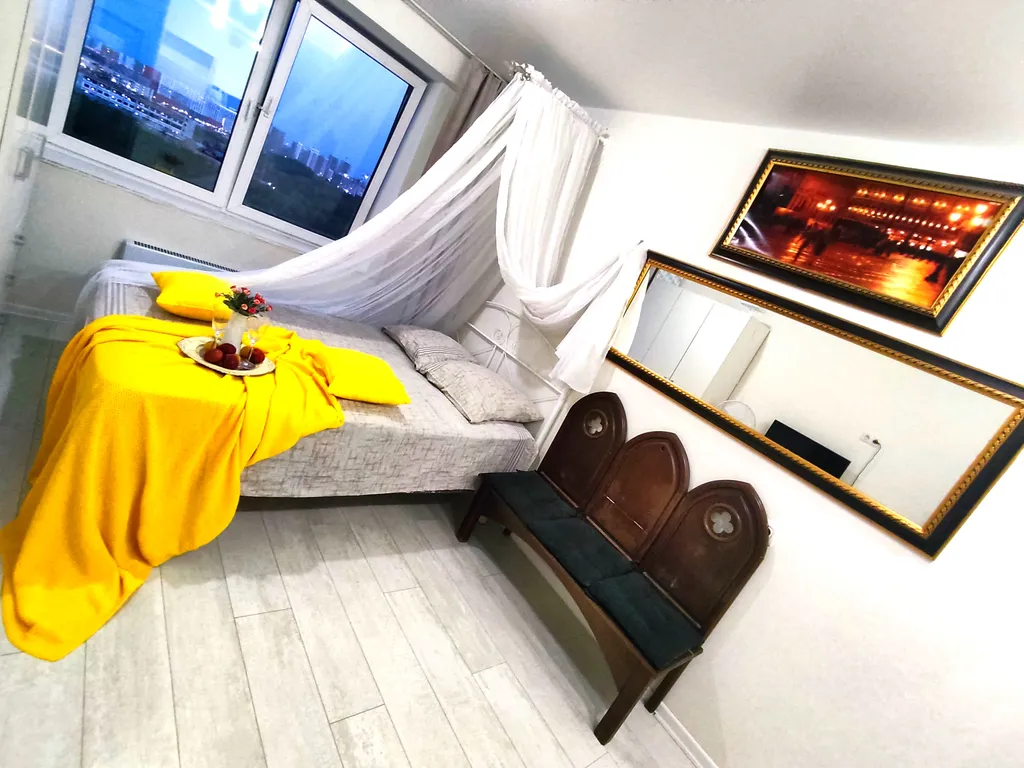 Квартира с балдахином натуральная мебель готика