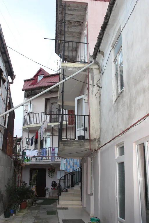 Второй этаж частного дома с балконом