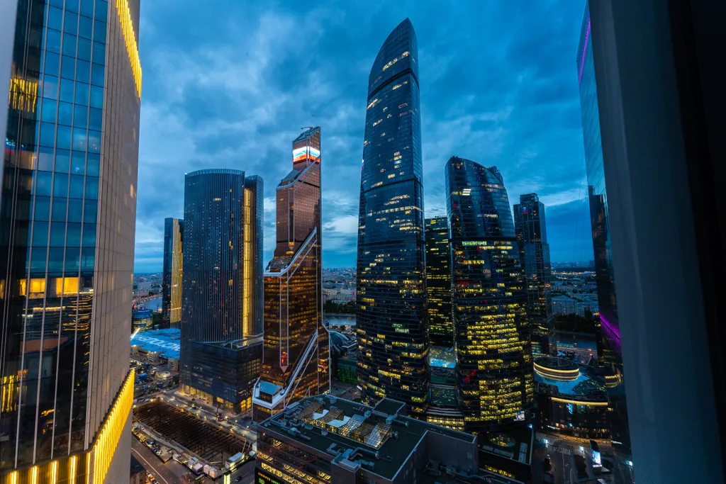 Sky City Moscow LUX Студия с большим окном с видом на башни и город
