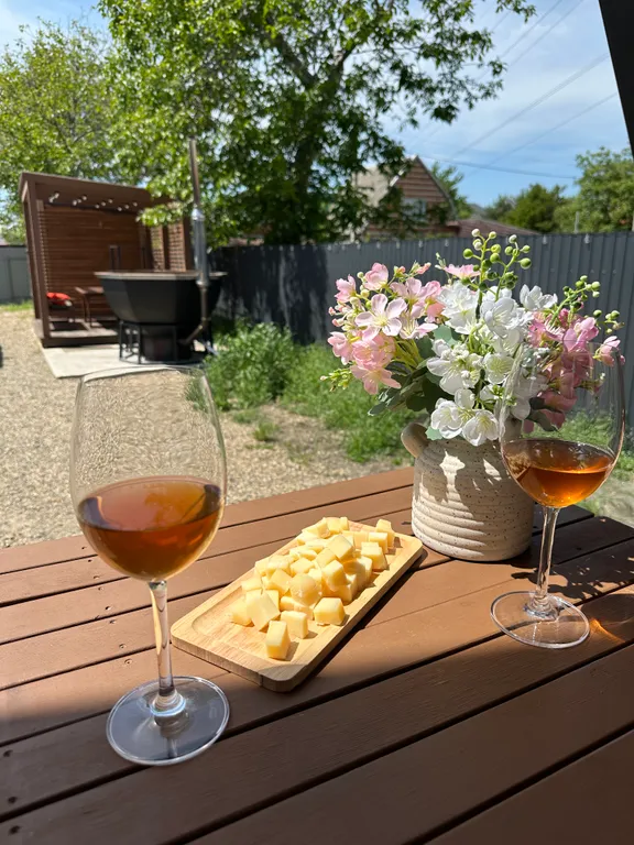 Деревянный дом шале на берегу озера и выходом на реку Кубань