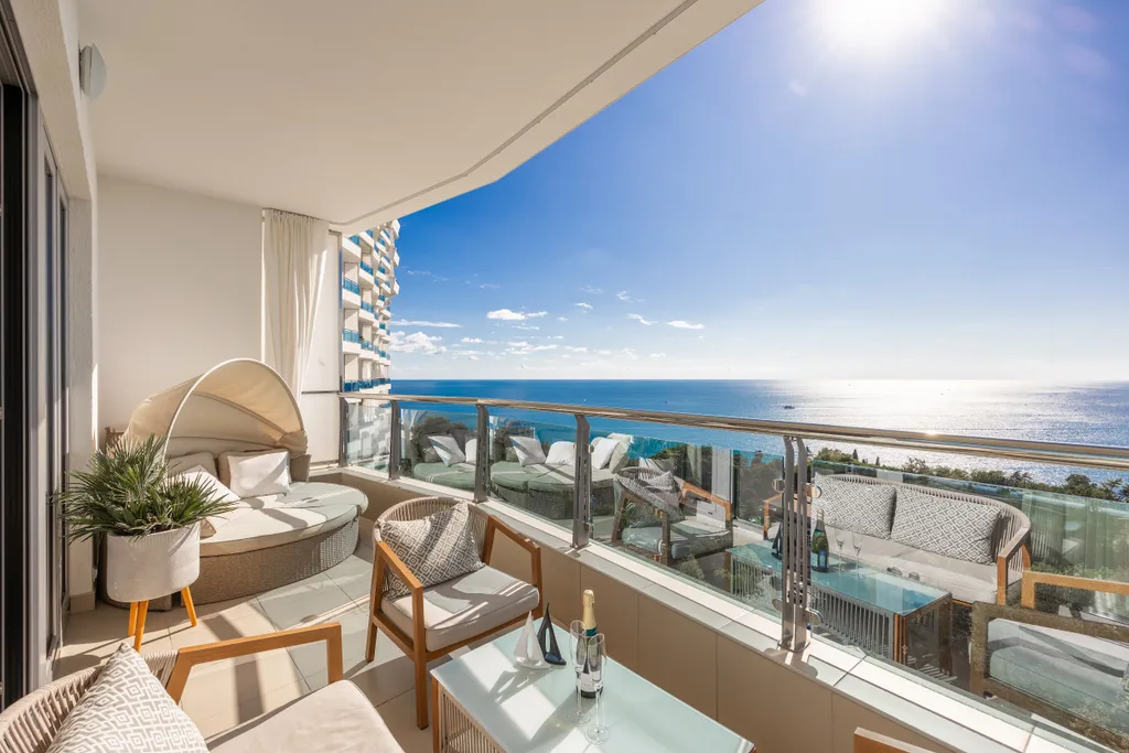 Дизайнерская квартира с террасой, бассейном и видом на море — аренда посуточно в Сочи