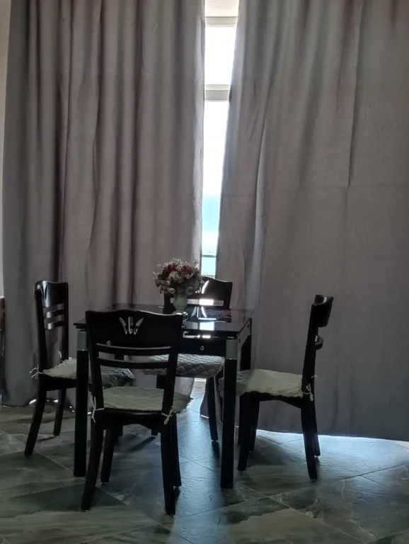 Уютная квартира-студия с панорамными окнами и видом на море