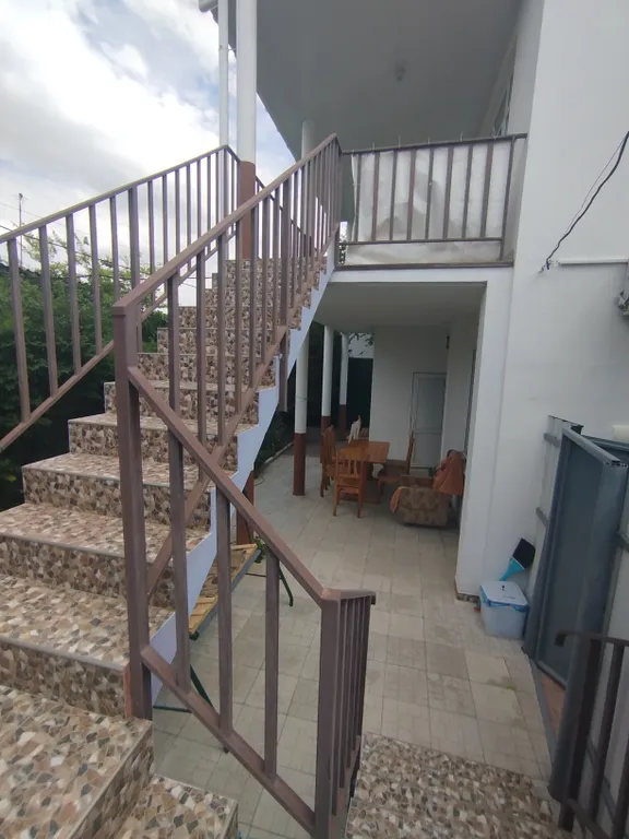 Уютный дом в спальном районе недалеко от моря