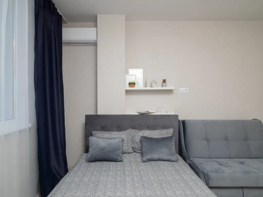 Студия в серо-синих тонах на тихой улочке