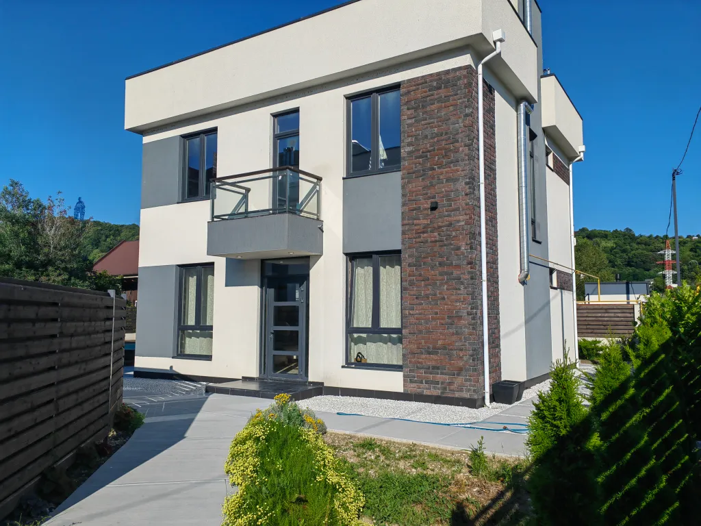 Дом с бассейном, но без ремонта