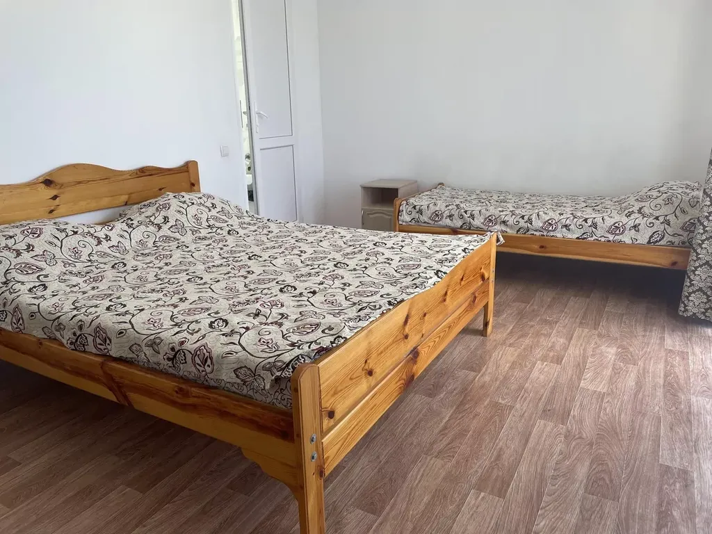 Стандартный трехместный номер с балконом и видом на поселок