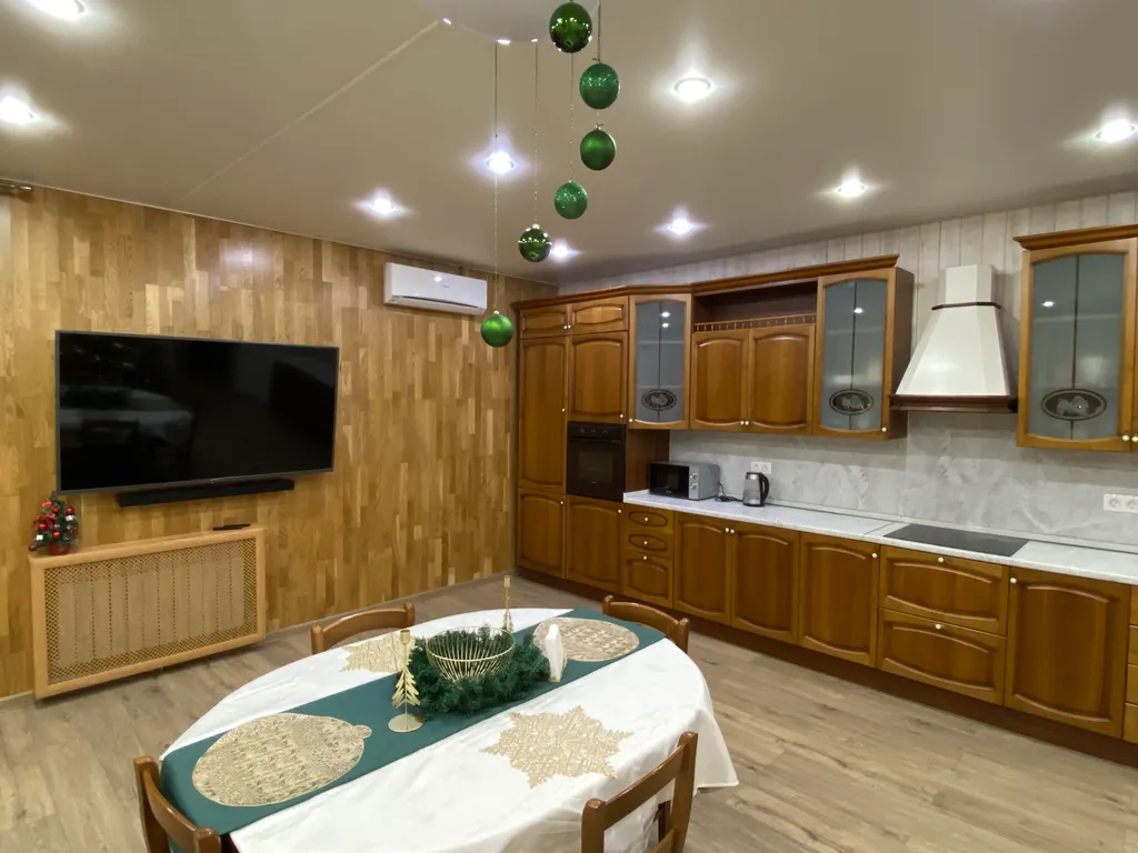 Дом для отдыха с камином, баней, оформлением к празднику