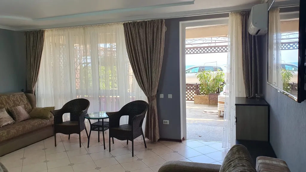 Апартамент у самого моря с двориком