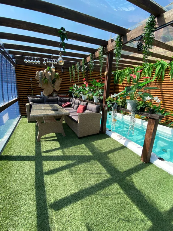 Дом Шилтон Виладж с бассейном, баней и джакузи